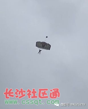 贵阳花果园有一群人从楼顶跳伞!20层才开伞 视